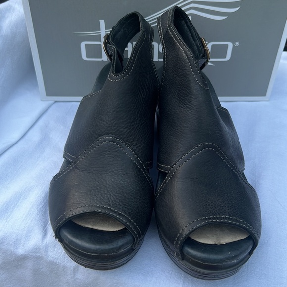 Dansko Womans Vanda Wedge Black Leather Peep Toe Buckle Sandal Size (9.5 US) - Picture 3 of 6
